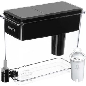 Une carafe filtrante blanche posée sur une table de cuisine.