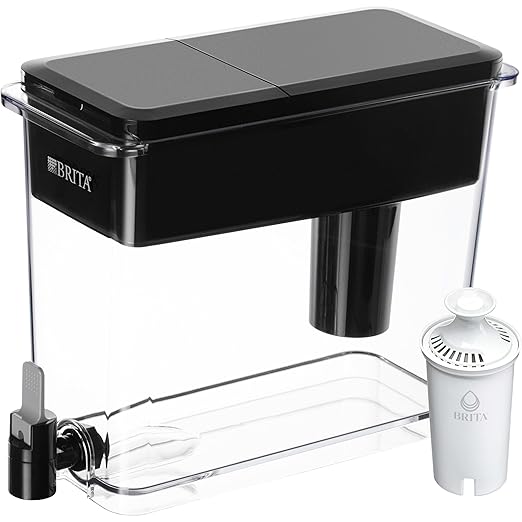 Une carafe filtrante blanche posée sur une table de cuisine.