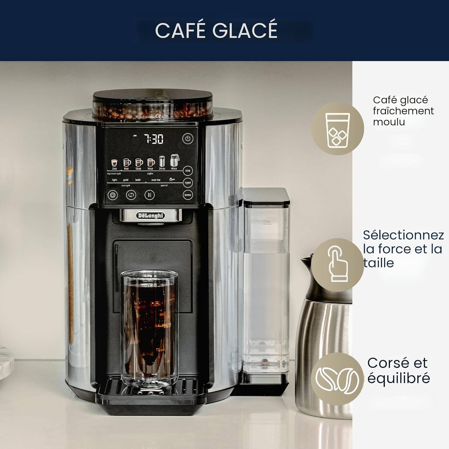 Une machine à café argentée posée sur un comptoir de cuisine.